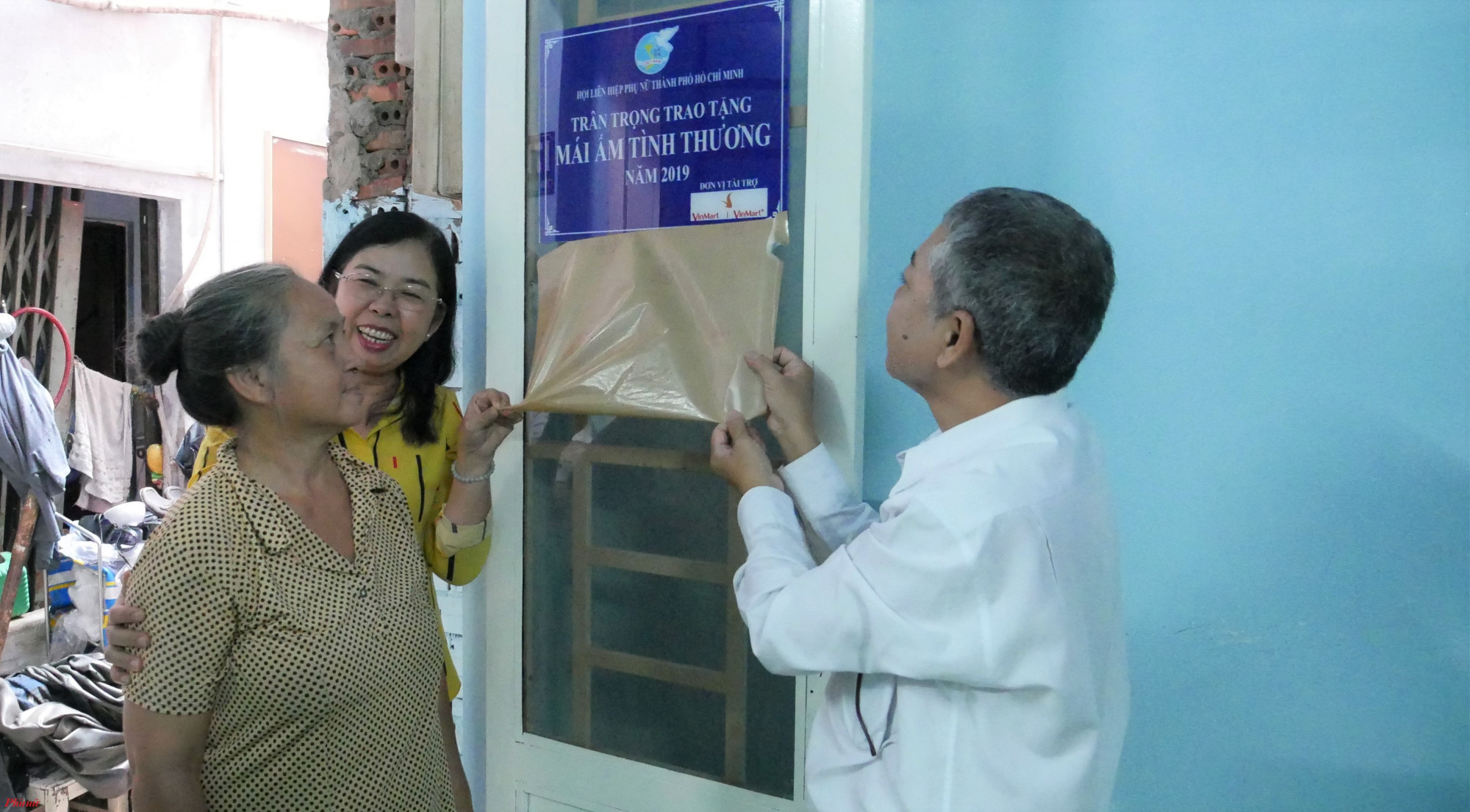 Không còn phải sống chung với chuột, gián Lễ bàn giao và trao tặng mái ấm tình thương cho dì Tuyết.