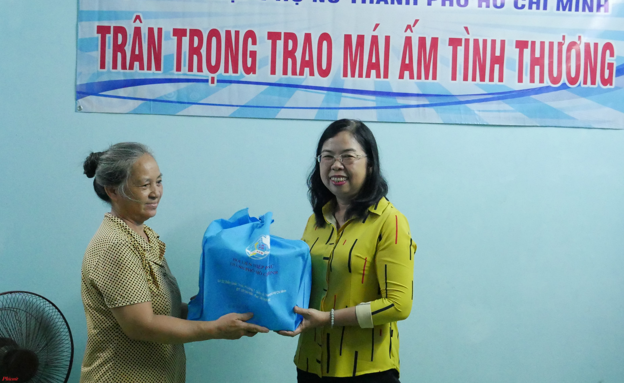 Không còn phải sống chung với chuột, gián Bà Đỗ Thị Chánh, Phó Chủ tịch Hội LHPN TP.HCM tặng quà chúc mừng dì Tuyết trong ngày nhận mái ấm tình thương.