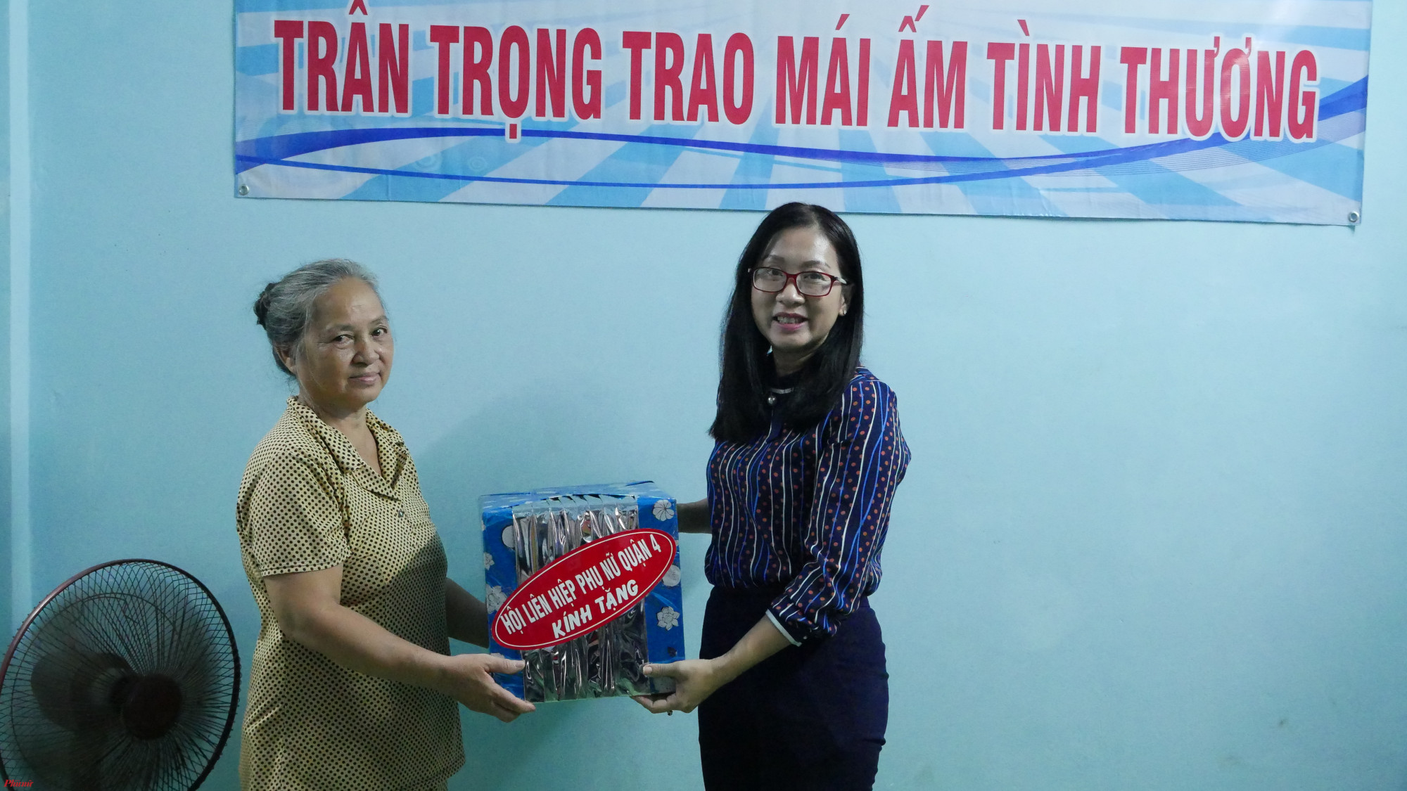 Không còn phải sống chung với chuột, gián Hội LHPN quận 4 tặng quà chúc mừng gia đình dì Tuyết trong ngày nhận được mái ấm tình thương.