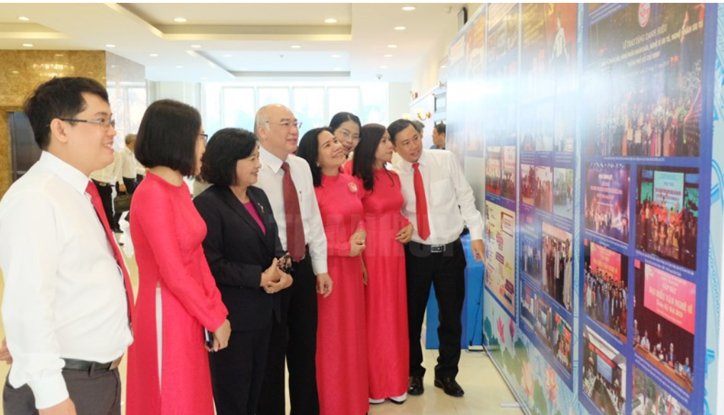Công tác tuyên giáo phải biết mọi người đang nghĩ và mong muốn điều gì Các đại biểu xem triển lãm của ngành tuyên giáo TPHCM sáng 7/1