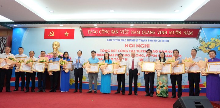 Công tác tuyên giáo phải biết mọi người đang nghĩ và mong muốn điều gì Tập thể và cá nhân nhận Bằng khen tại Hội nghị