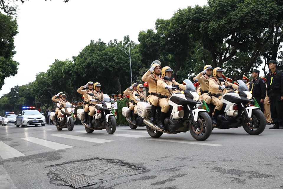 Công an tăng cường xử lý lỗi vừa lái xe vừa dùng điện thoại Lực lượng CSGT ra quân tại lễ phát động năm An toàn giao thông 2020