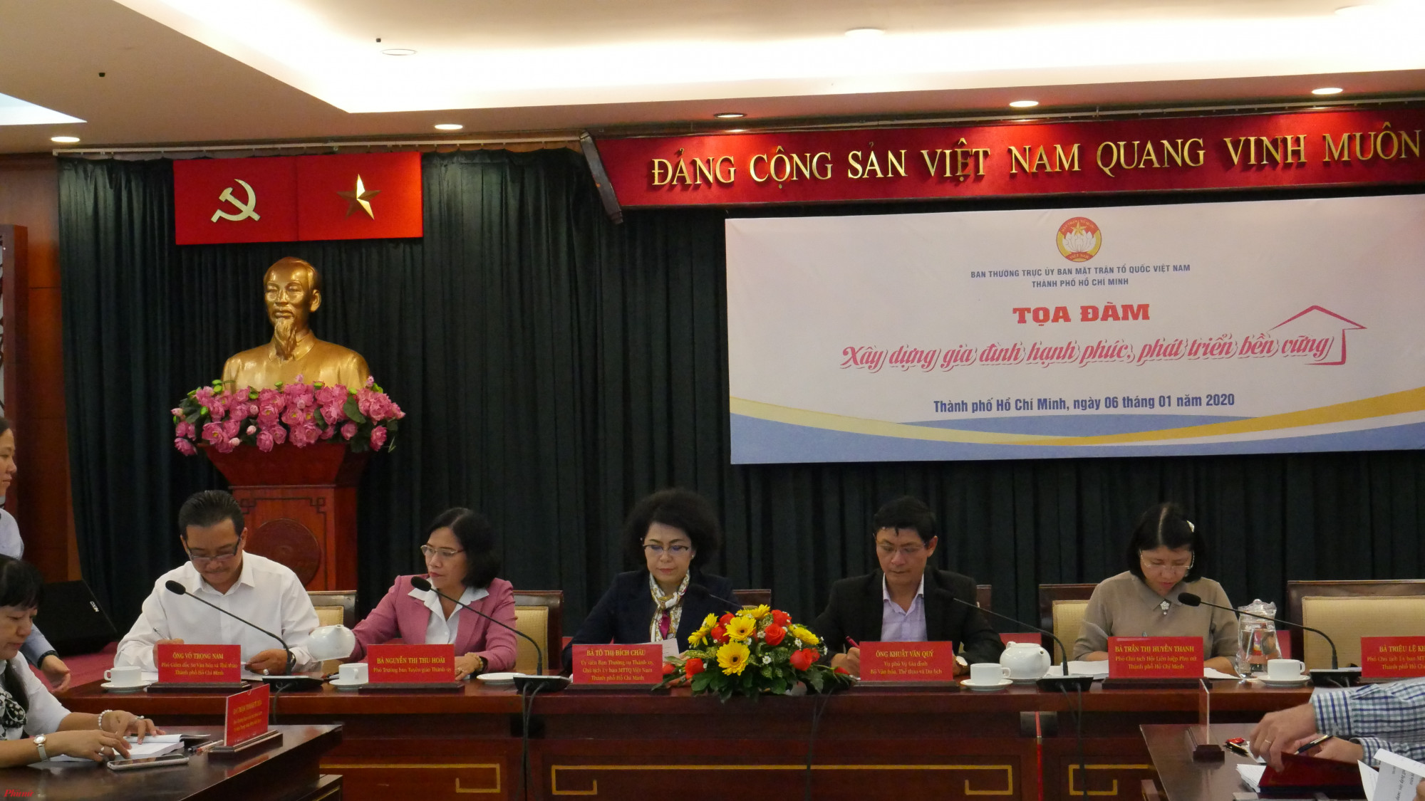 Gia đình Việt đã có sự biến đổi theo nhịp sống thời đại Bộ Văn hóa, Thể thao và Du lịch, Ủy ban MTTQ Việt Nam TP.HCM, Ban Tuyên giáo Thành ủy, Sở Văn hóa và Thể thao, Hội LHPN TP.HCM tham gia chủ trì tọa đàm.