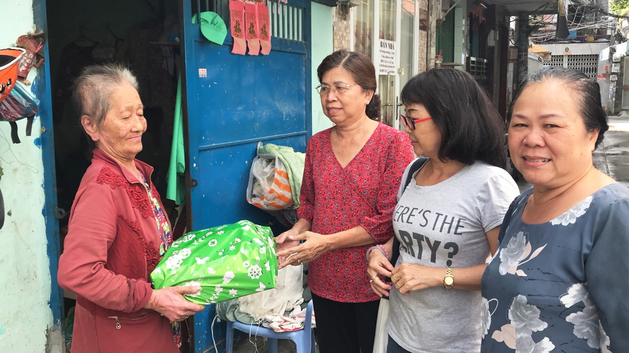 Sáu năm chăm sóc, vun trồng và ngày hái quả Thu gom ve chai, phế liệu đổi thành tiền thực hiện hoạt động an sinh xã hội, tặng quà cho phụ nữ khó khăn
