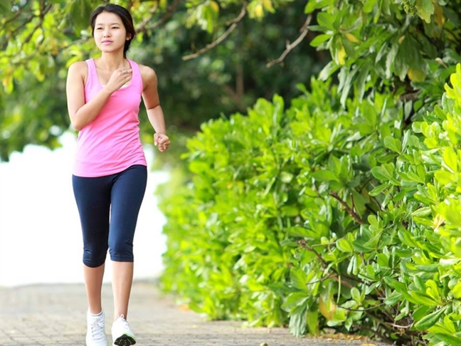 Thay đổi ở ‘cô bé’ sau sinh - những điều bà mẹ trẻ cần biết Phụ nữ sau sinh nên tập thể dục, khởi đầu với những bài tập nhẹ và đơn giản như đi bộ. Ảnh: Shutterstock