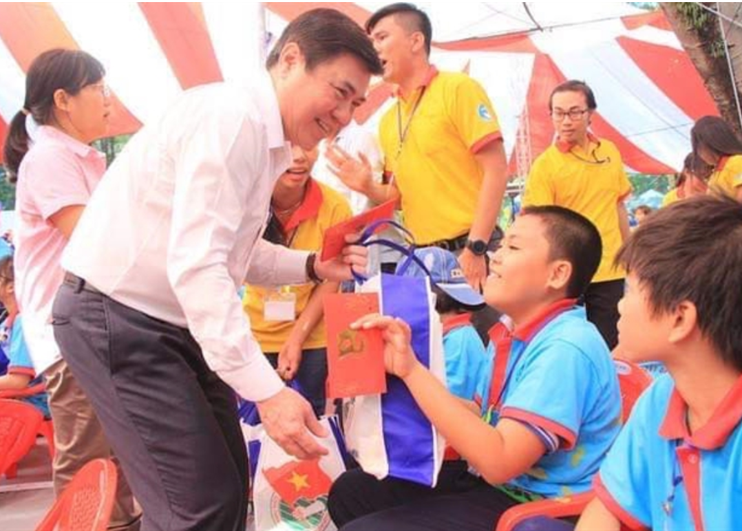 TPHCM chi ngân sách hơn 844 tỷ đồng chăm lo Tết Canh Tý 2020 Chủ tịch UBND TPHCM Nguyễn Thành Phong trao quà tết và bao lì xì cho trẻ em nghèo trong chương trình Tổ ấm ngày xuân