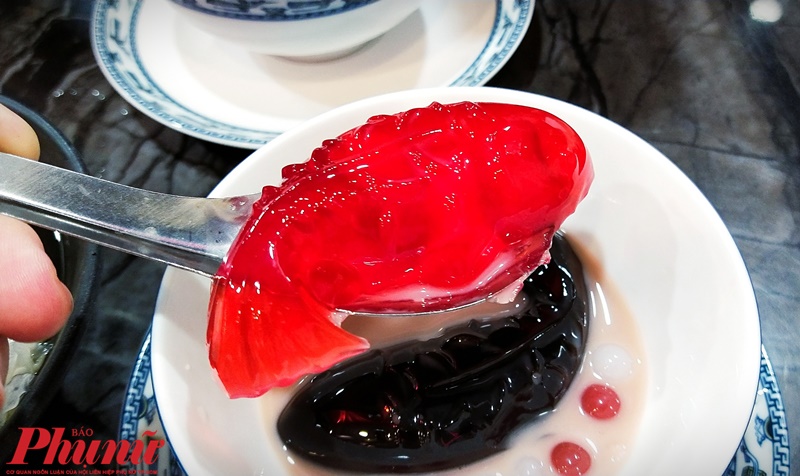 Chè Hồng Kông cá Koi, đồng tiền dễ thương nhìn không nỡ ăn Chè Lưỡng Nghi Đại Cát là tạo hình của hai chú cá Koi với 2 sắc màu cam và đen. Chú cá màu đỏ cam là được làm từ cam thảo (có nhân là long nhãn). Còn màu đen được làm từ Cao quy linh nên có vị hơi đắng. Muốn thưởng thức đúng phải ăn kèm với sữa và củ sen sẽ toát lên được mùi thơm sữa hòa quyện cam thảo hoặc Cao quy linh và bùi bùi của củ sen.