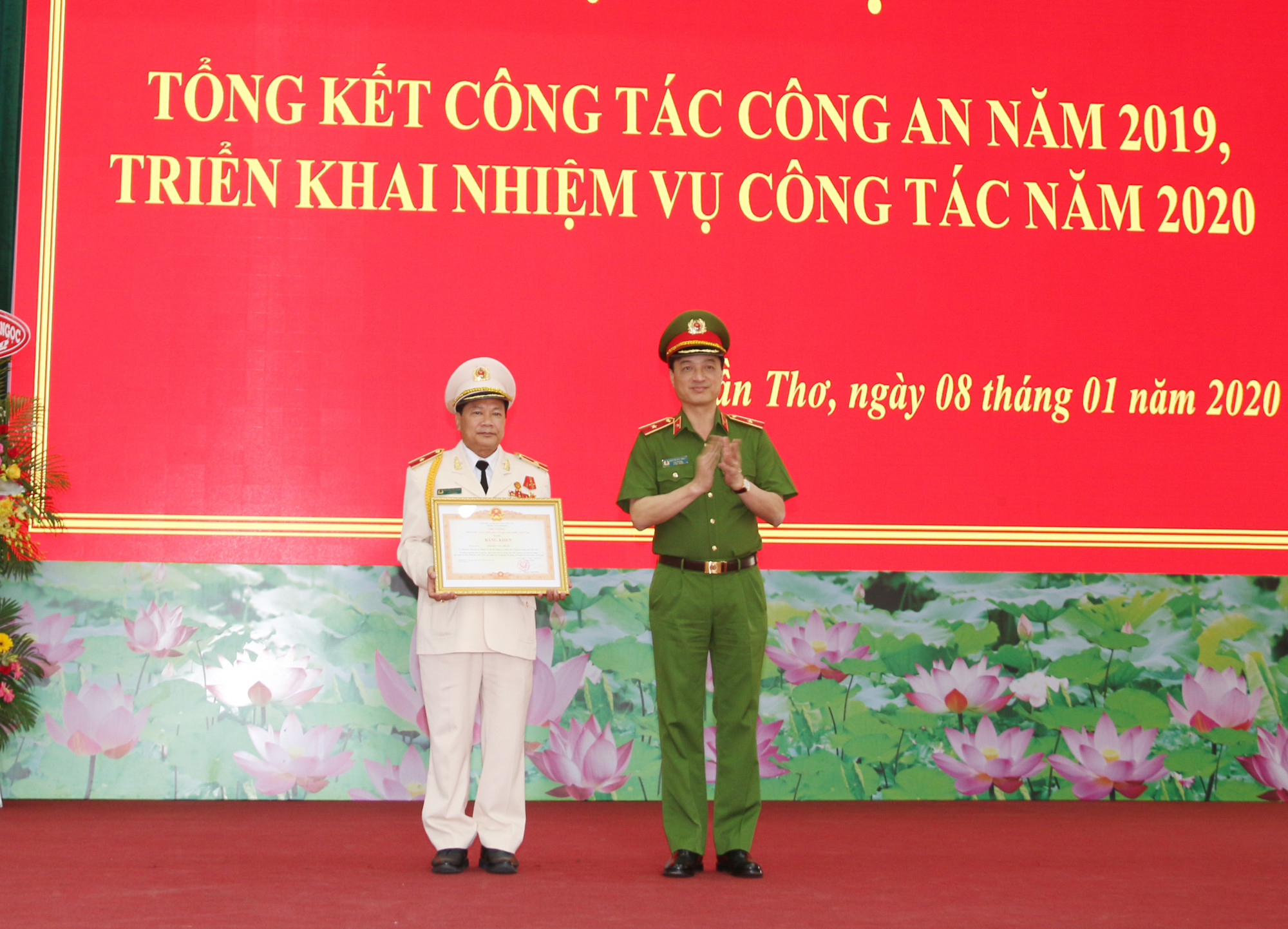 Cần Thơ: Phá hơn 96% vụ phạm tội rất nghiêm trọng, đặc biệt nghiêm trọng Thừa ủy quyền của Thủ tướng, Thứ trưởng Nguyễn Duy Ngọc trao Bằng khen của Thủ tướng tặng Thiếu tướng Nguyễn Văn Thuận, Giám đốc Công an TP Cần Thơ.