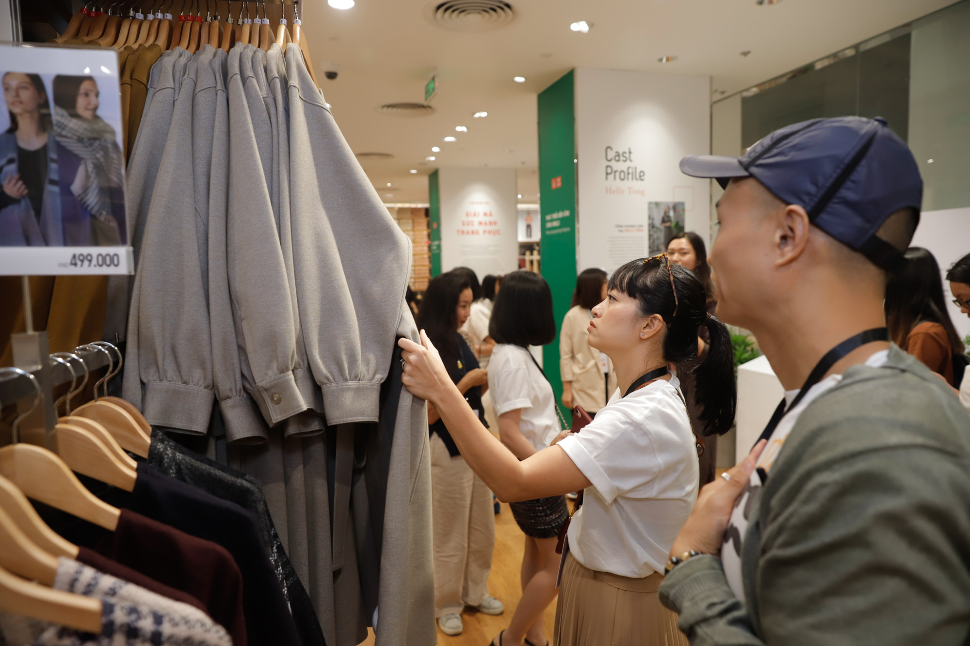 Doanh nghiệp thời trang Việt chỉ 'ớn' hàng Trung Quốc Làn sóng thời trang ngoại nói chung và sự đổ bộ của thương hiệu Nhật Uniqlo mới đây là thách thức không nhỏ cho thời trang Việt