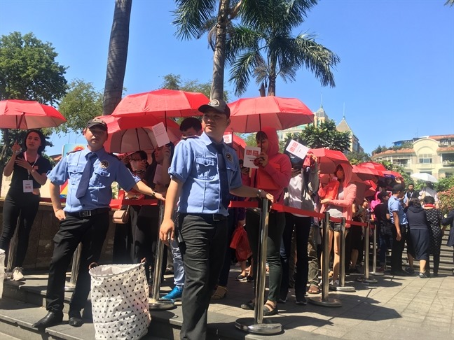 Doanh nghiệp thời trang Việt chỉ 'ớn' hàng Trung Quốc Cảnh người tieu dùng xếp hàng dài để đợi đến lượt mua hàng thời trang cũng khiến các doanh nghiệp may mặc, thời trang trong nước phải suy nghĩ