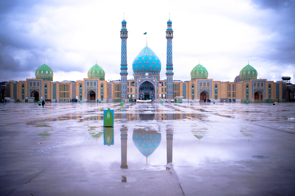 Sự trỗi dậy bằng tự vệ lẫn cuồng nộ Lá cờ máu đã được Iran treo trên nóc thánh đường Jamkaran