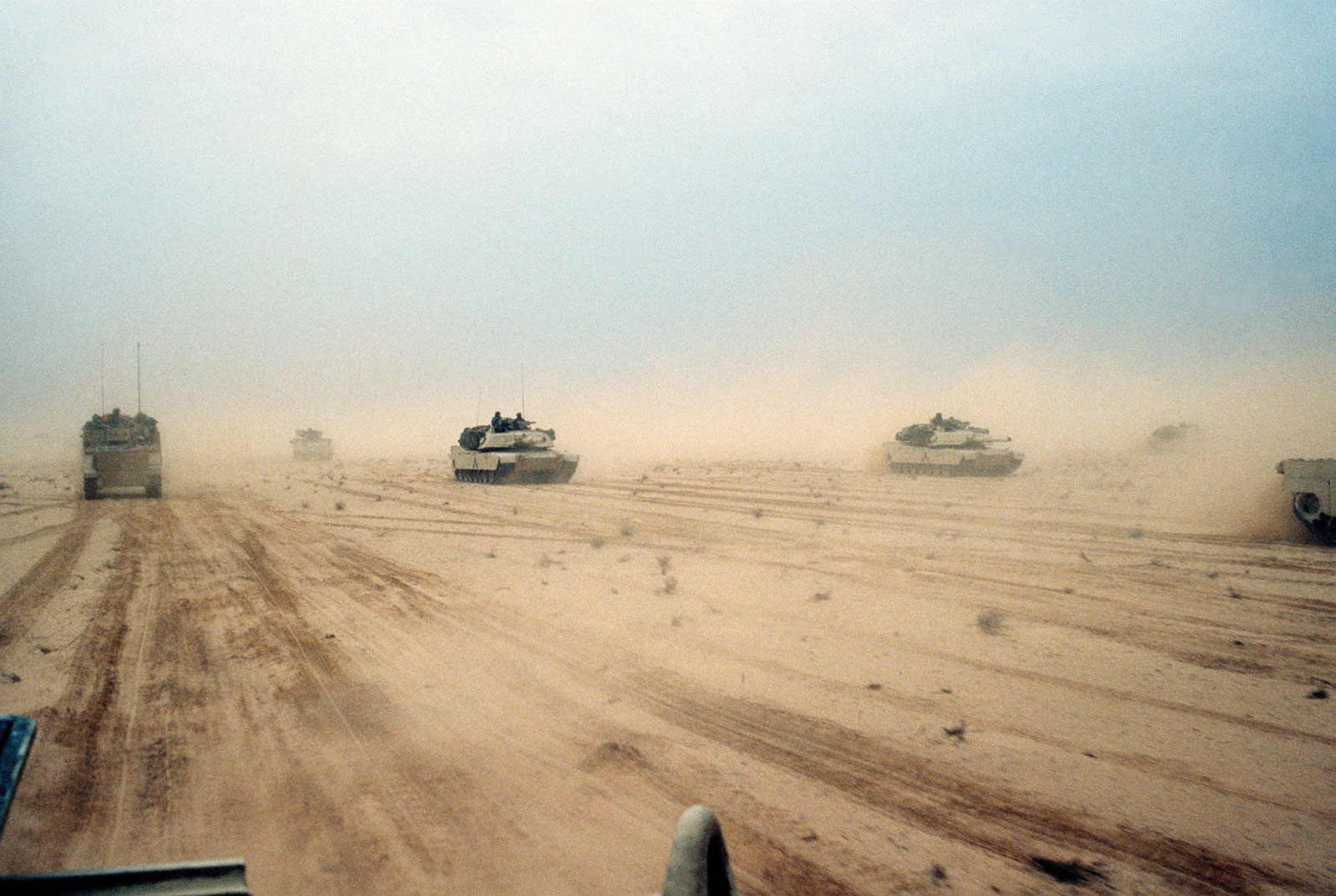 Sự trỗi dậy bằng tự vệ lẫn cuồng nộ Xe tăng M1A1-Abrams của Mỹ tiến vào Kuwait năm 1991