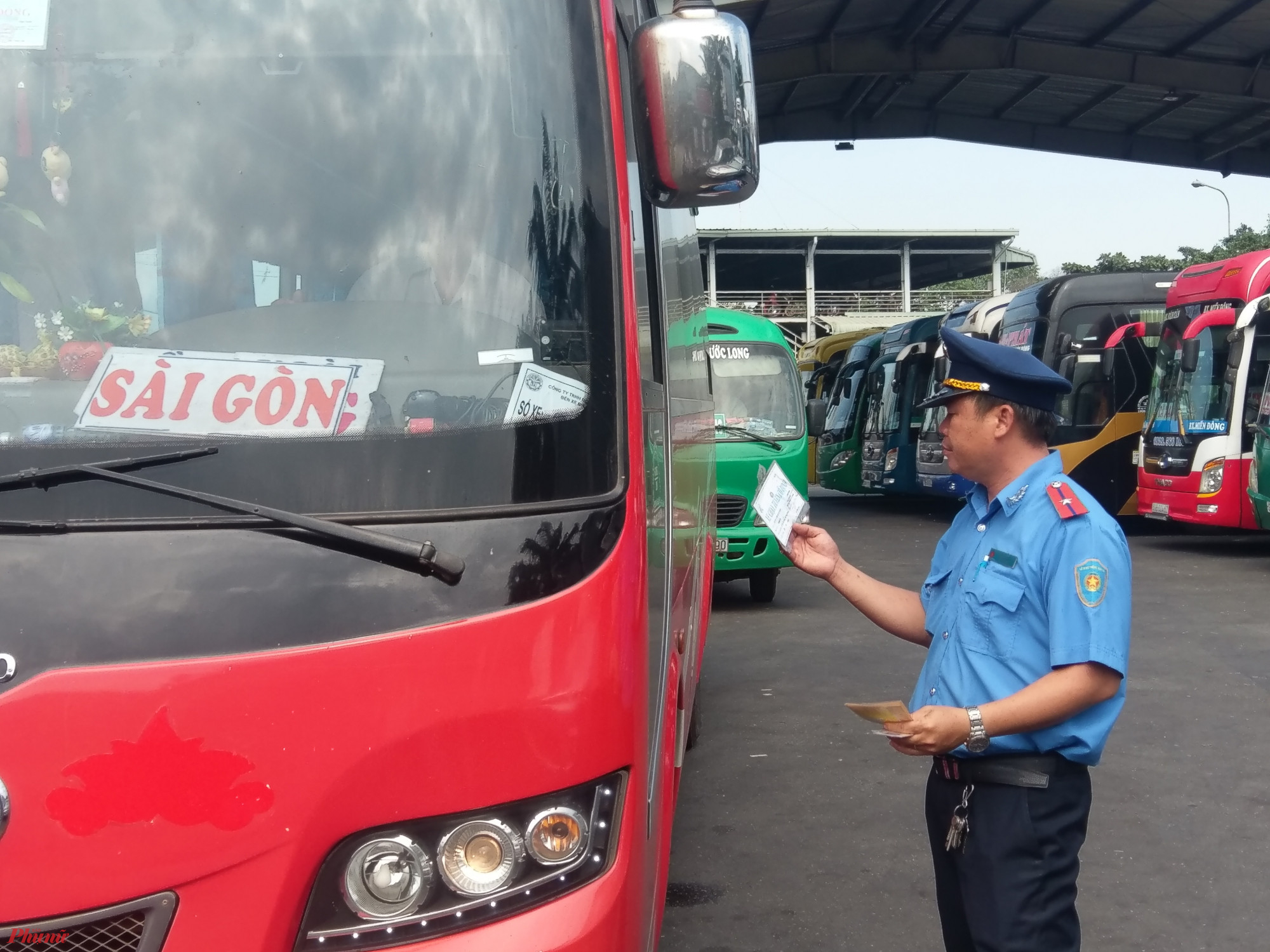 Tài xế Bến xe Miền Đông không sợ đo nồng độ cồn Lực lượng chức năng Tổng kiểm tra xe khách ở Bến xe Miền Đông.