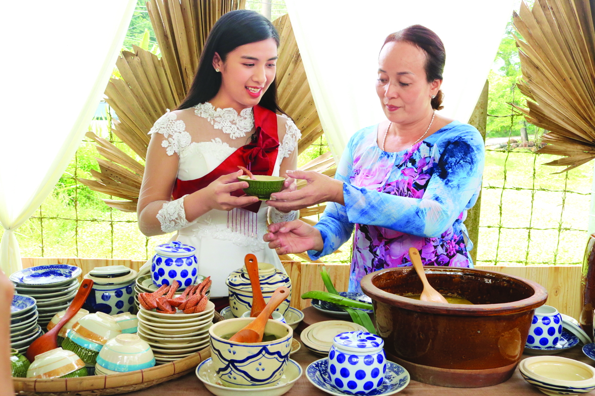 Có một 'thành phố' trong rừng ở Trà Vinh Cô Diễm (phải) mời khách món thạch thốt nốt do cô làm