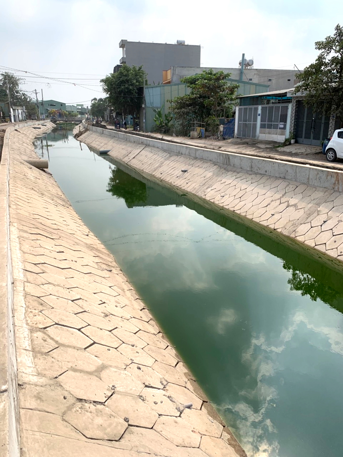 Đoạn rạch Ông Tùng đang được thay áo mới, màu đen của nước kênh giờ đã xanh trở lại