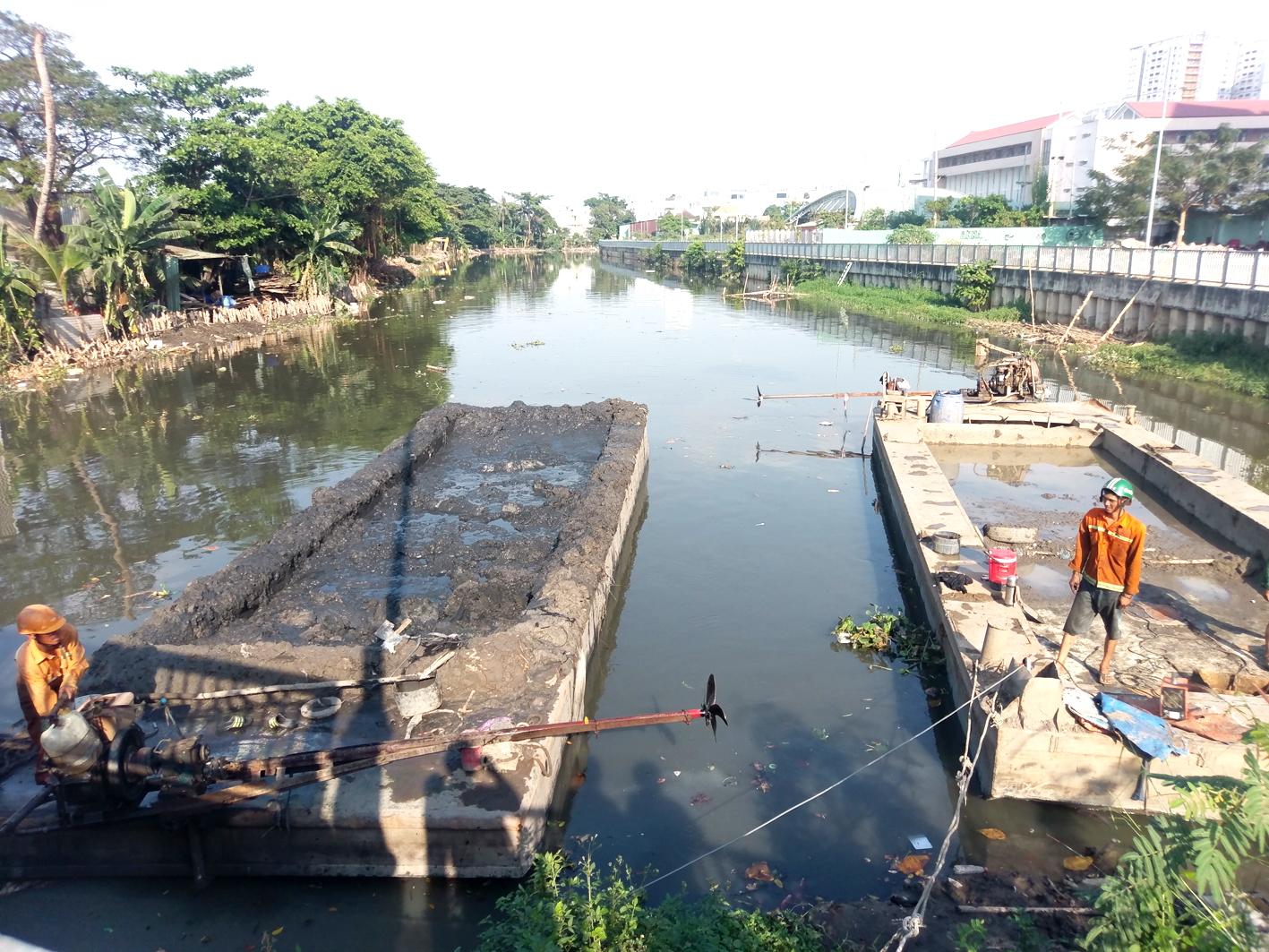 Các công nhân miệt mài khơi thông dòng rạch Lăng để kịp hoàn thành trước tết Nguyên đán