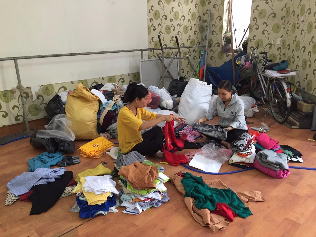 Một tấn quần áo và hàng trăm mặt hàng gia dụng hết vèo Các chị tiếp nhận và sắp xếp quàn áo trong nhiều ngày liền.