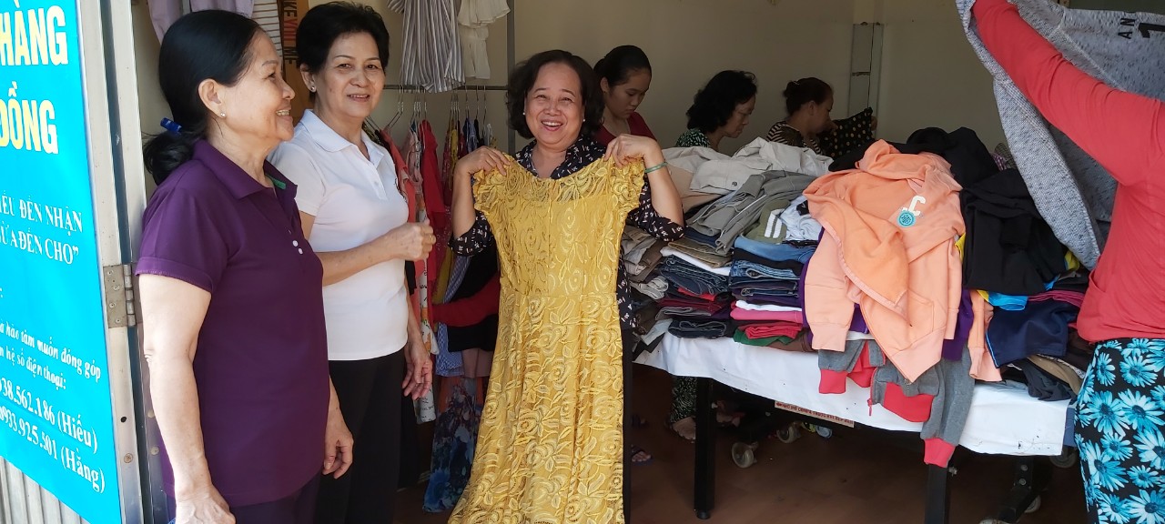Một tấn quần áo và hàng trăm mặt hàng gia dụng hết vèo Nhiều quần áo trao tặng vẫn còn nguyên nhãn mác