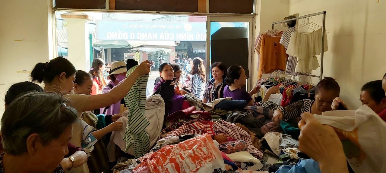 Một tấn quần áo và hàng trăm mặt hàng gia dụng hết vèo Người dân đến chọn lựa đồ theo nhu cầu ở cửa hàng sáng 9/1