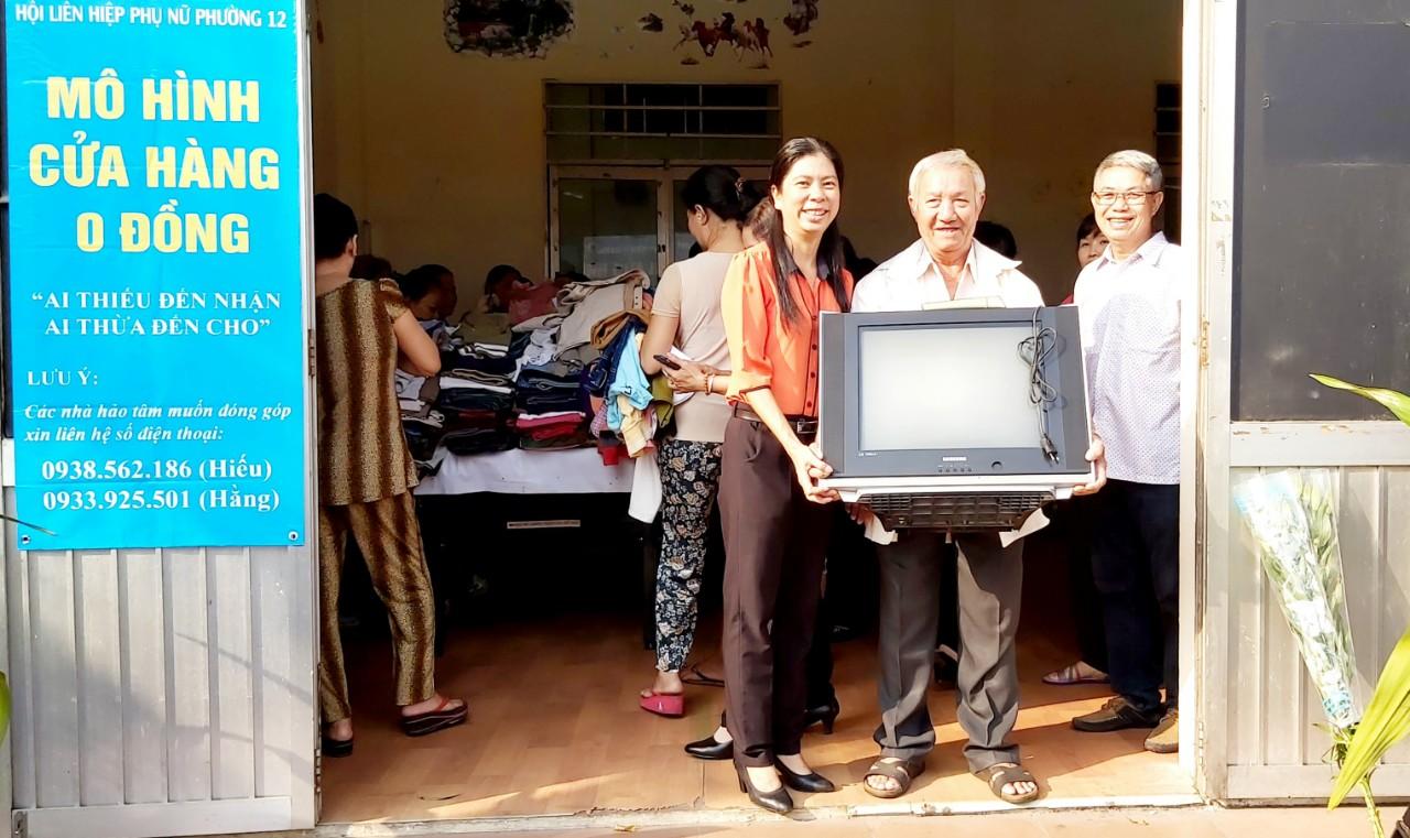 Một tấn quần áo và hàng trăm mặt hàng gia dụng hết vèo Chú Nguyễn Thanh Liêm (nhà ở đường Nguyễn Duy) vui mừng với chiếc tivi tại cửa hàng 0 đồng.- Ảnh Minh Hiếu