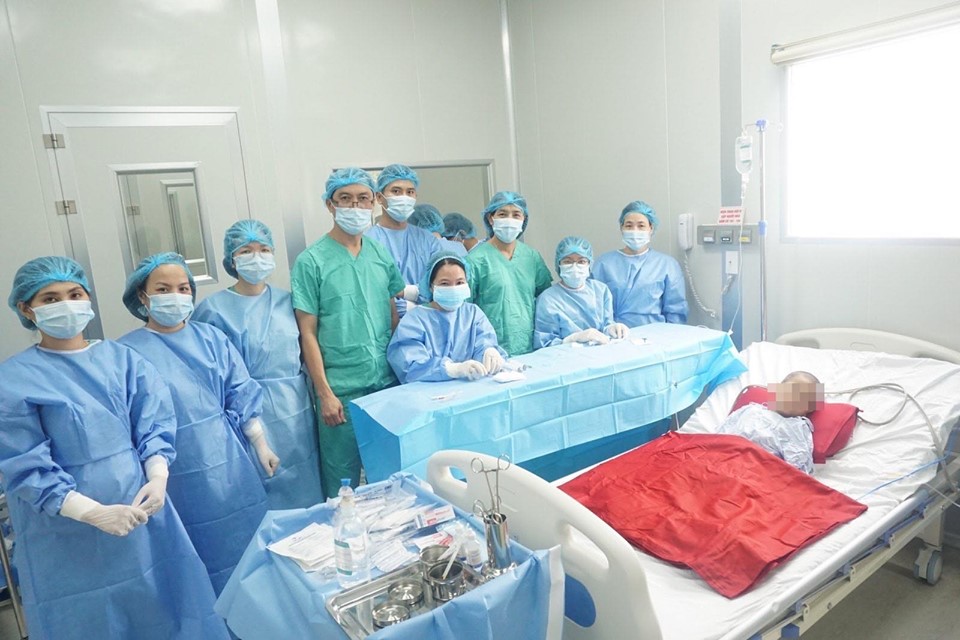 Bệnh viện Trung ương Huế thành công với ca ghép tủy tự thân đầu tiên cho trẻ em Các bác sĩ chụp hình kỷ niệm sau ca ghép tủy tự thân đầu tiên cho trẻ em tại Trung tâm Nhi khoa - Bệnh viện T.Ư Huế