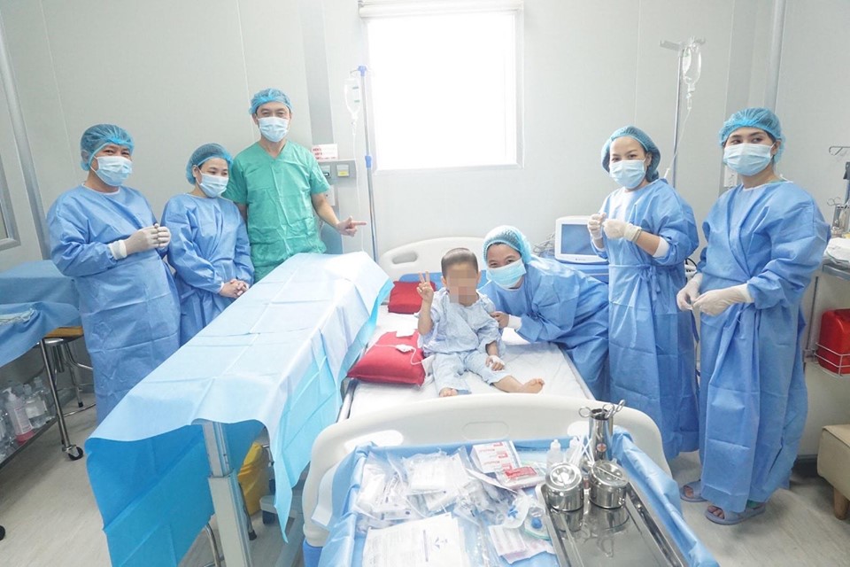 Bệnh viện Trung ương Huế thành công với ca ghép tủy tự thân đầu tiên cho trẻ em 32 ngày sau ca phẫu thuật, Bệnh nhi Nguyễn Ánh H. 4 tuổi, tiến triển khá tốt