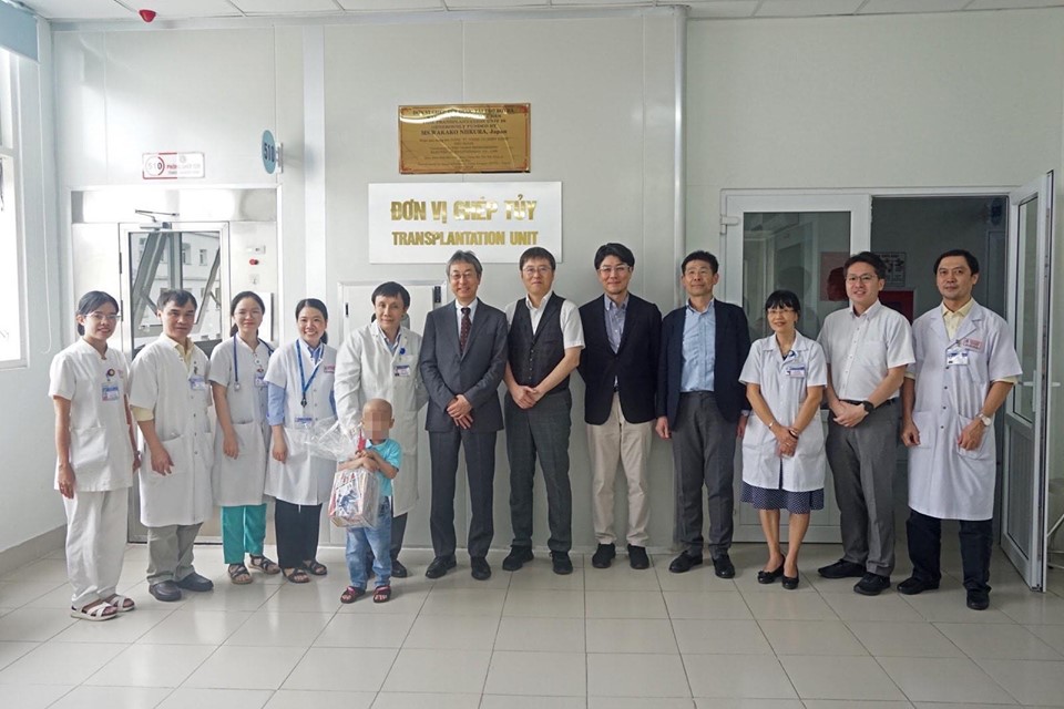 Bệnh viện Trung ương Huế thành công với ca ghép tủy tự thân đầu tiên cho trẻ em GS.TS Thầy thuốc nhân dân Phạm Như Hiệp - Giám đốc Bệnh viện T.Ư Huế cùng đội ngũ y bác sĩ chụp hình lưu nhiệm cùng với bệnh nhân Nguyễn Ánh H. trước giờ ra viện