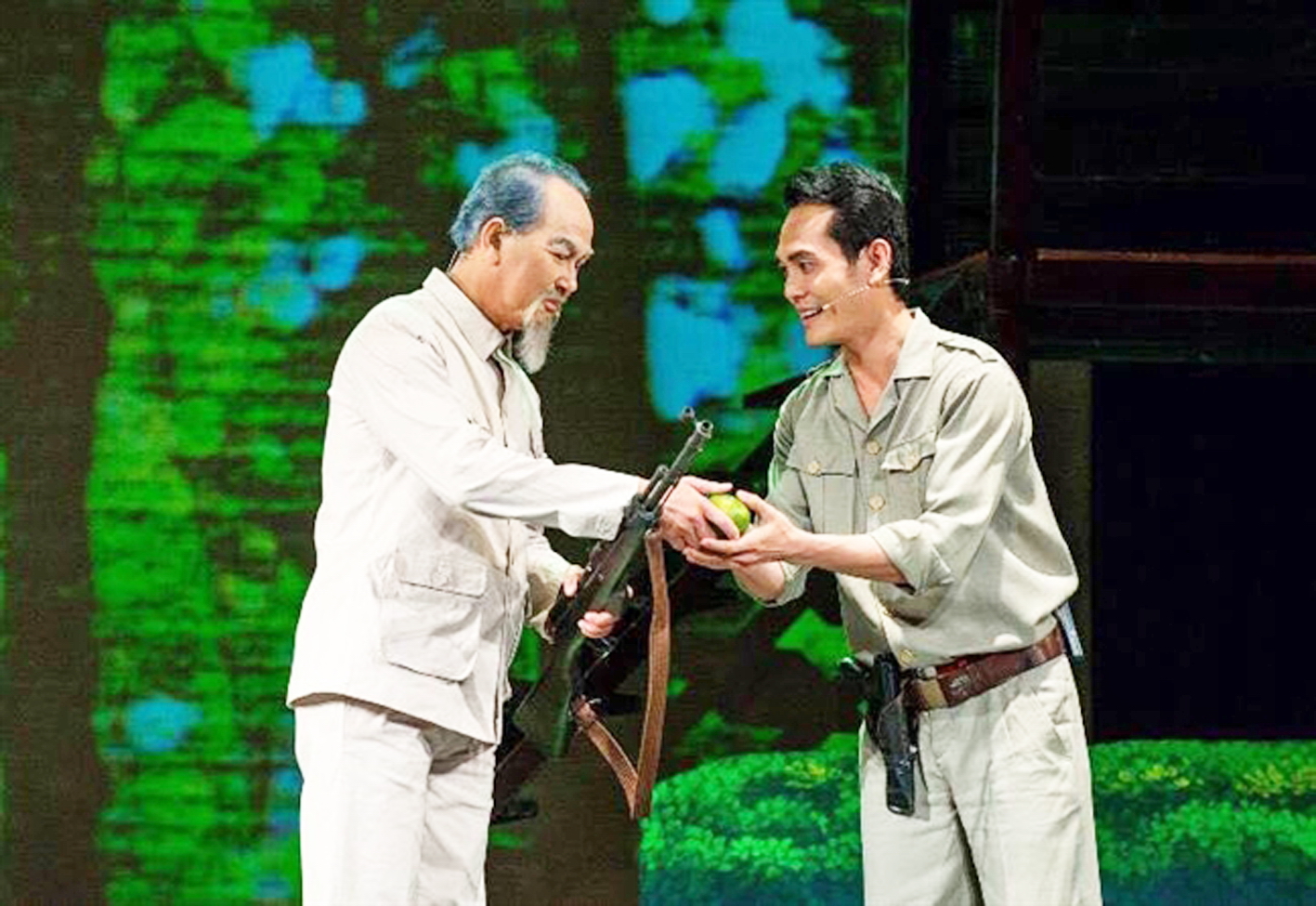 NSND Trần Minh Ngọc: Đã đến lúc phải thay đổi tư duy đặt hàng sáng tác kịch bản sân khấu!!! Dấu xưa - vở diễn đặt hàng được đánh giá cao với hiệu ứng tốt từ phía công chúng