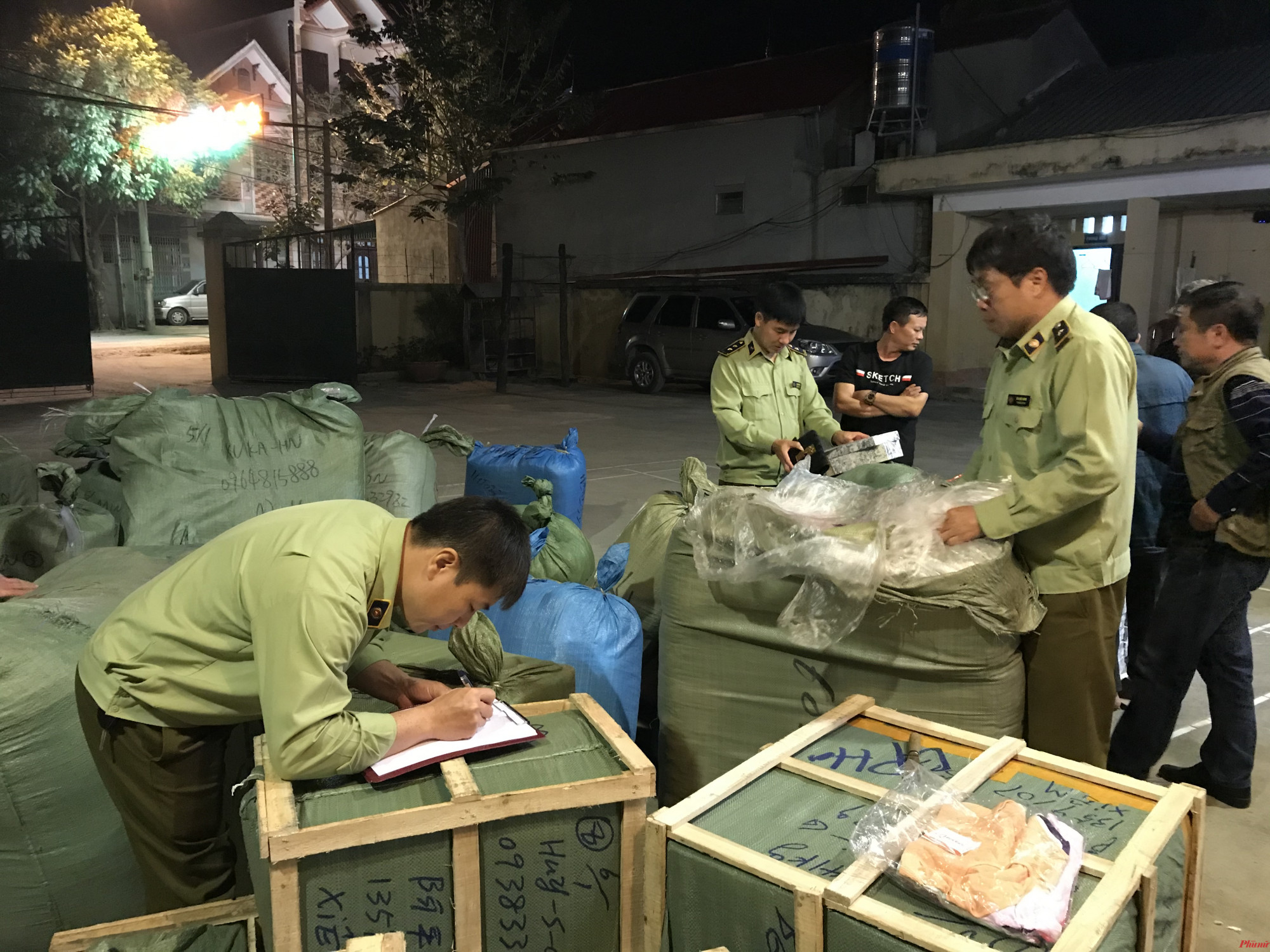 Lượng lớn xúc xích, xì dầu, hạt hướng dương... nghi hàng Trung Quốc nhập lậu về bán tết lượng lớn quần áo, giày dép, túi xách và 620 hộp phấn trang điểm do Trung Quốc sản xuất không có hóa đơn chứng từ