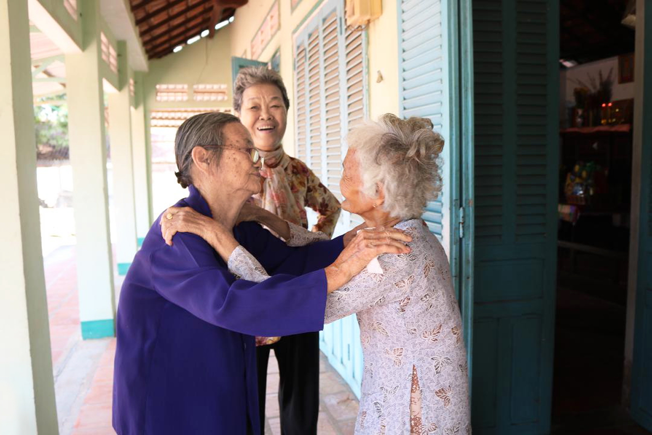 Tình nghĩa này dài suốt trăm năm... Khoảnh khắc hạnh ngộ của bà Năm Đang và Bà mẹ Việt Nam anh hùng Kiều Thị Nông cùng sự chứng kiến của bà Ba Son