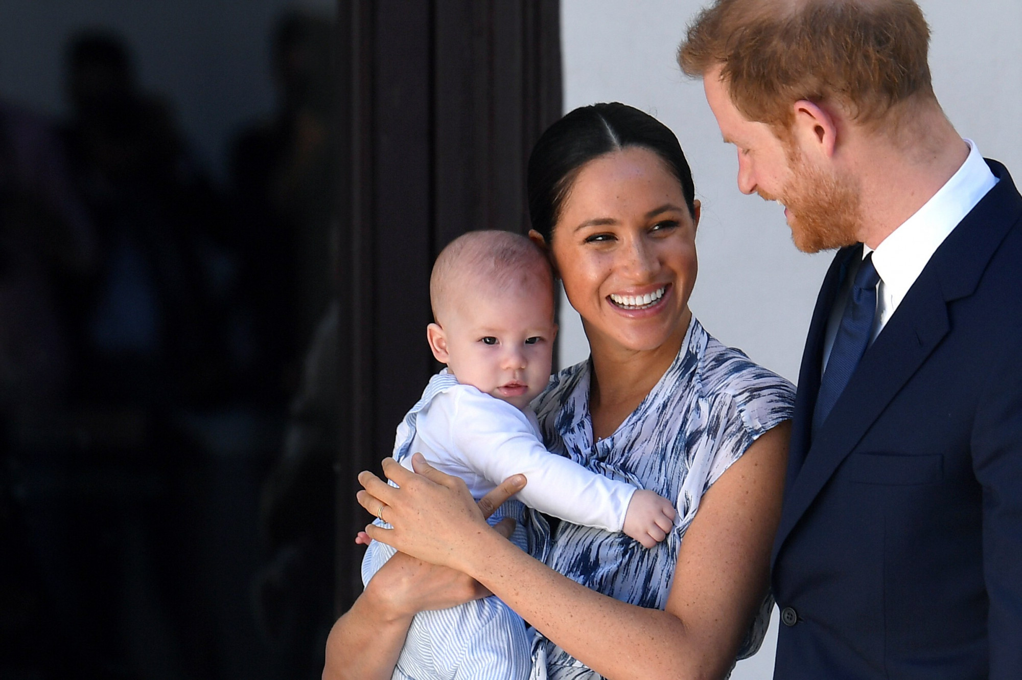Vợ chồng hoàng tử Harry và Meghan Markle muốn rút lui khỏi vai trò Hoàng gia Vợ chồng Hoàng tử Harry muốn rút lui dần khỏi vai trò hoàng gia để làm việc như những công dân bình thường, tự chủ hơn về tài chính.