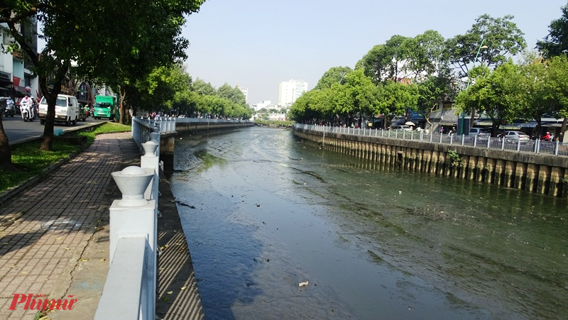 Kênh Nhiêu Lộc - Thị Nghè bất ngờ trơ đáy, nhiều đối tượng bắt cá bằng xung điện hoành hành Đoạn thượng nguồn kênh Nhiêu Lộc – Thị Nghè bị cạn khô bất thường - Ảnh: Trung Thanh