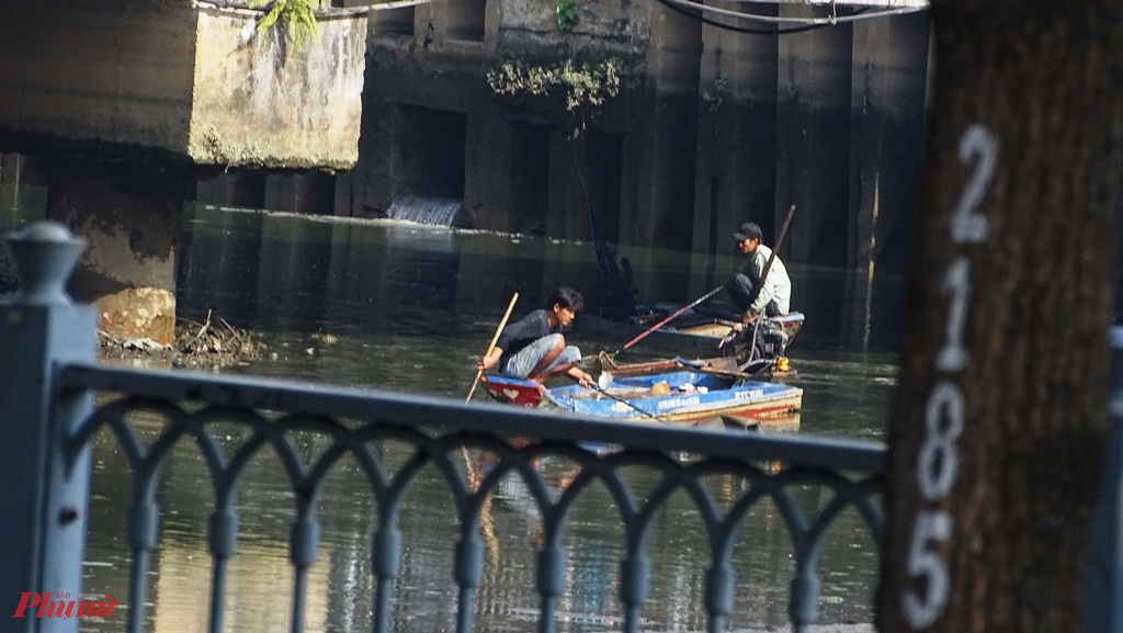 Kênh Nhiêu Lộc - Thị Nghè bất ngờ trơ đáy, nhiều đối tượng bắt cá bằng xung điện hoành hành Nhiều đối tượng đánh bắt cá bằng dụng cụ kích điện xuất hiện để bắt cá ở những đoạn kênh cạn nước - Ảnh: Trung Thanh