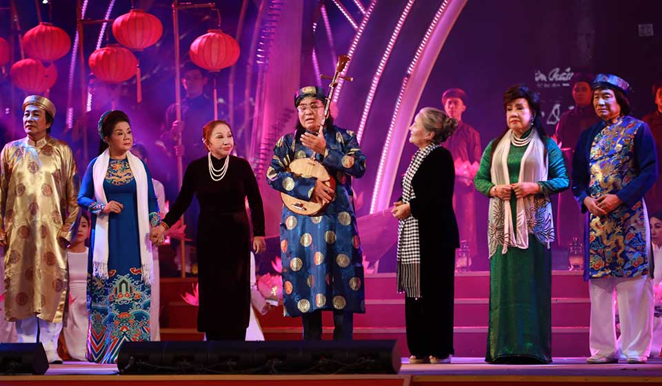 Các nghệ sĩ gạo cội trên sân khấu chương trình kỷ niệm 100 năm cải lương tại đường đi bộ Nguyễn Huệ