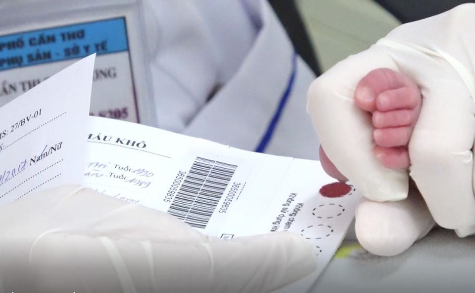 Cần Thơ phát hiện bệnh Beta Ketothiolase hiếm gặp ở trẻ sơ sinh Một em bé được lấy mẫu gót chân để tầm soát bệnh tại BV Phụ sản TP Cần Thơ