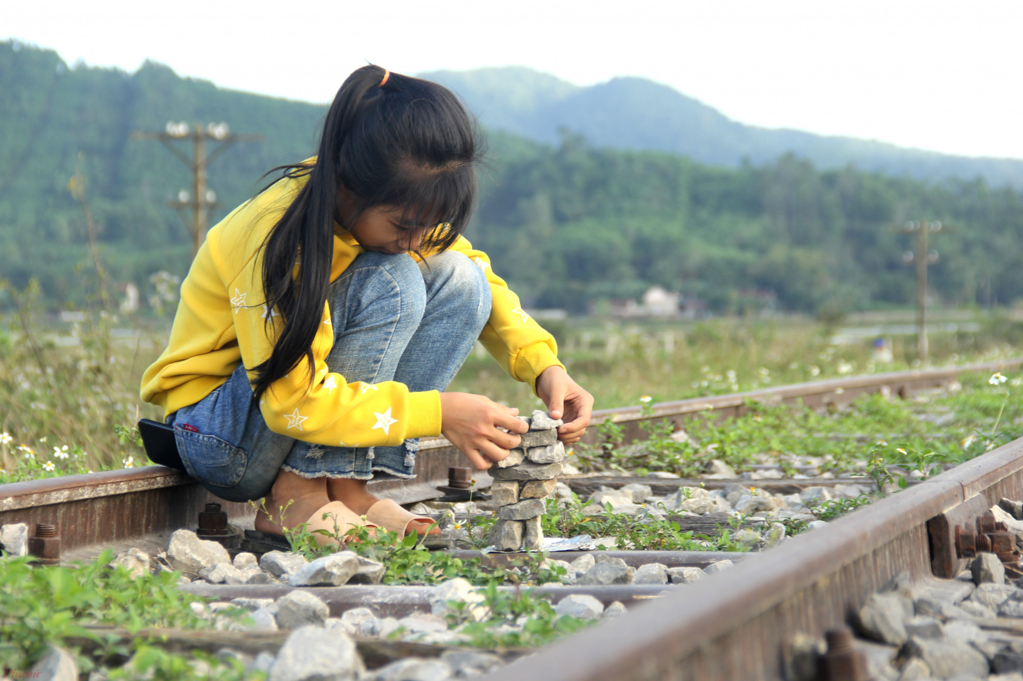 Chi tiền tỷ bảo vệ tuyến đường sắt cả thập kỷ không có tàu chạy Nhiều được đường ray trở thành điểm vui chơi cho trẻ nhỏ