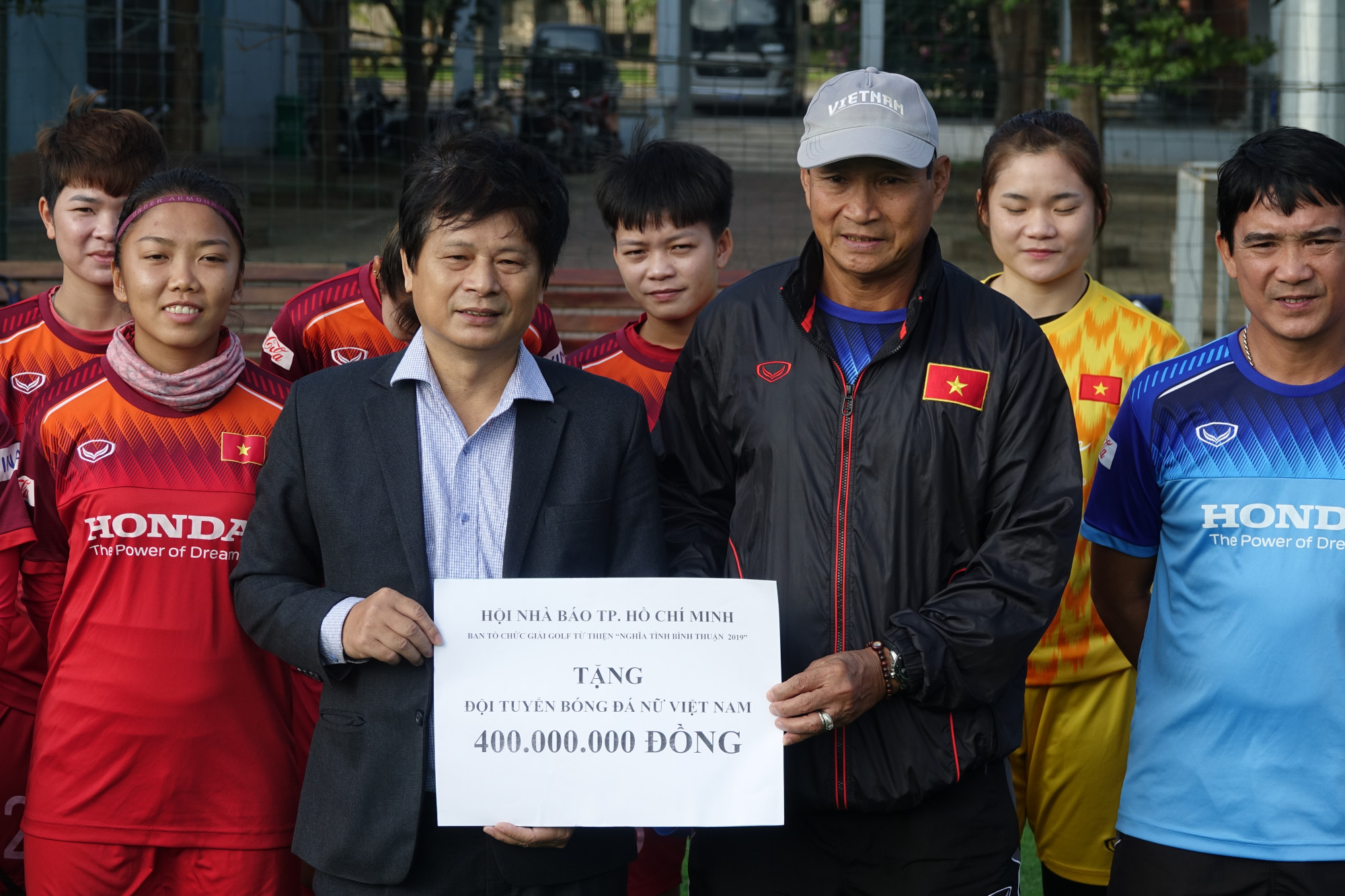 Hội Nhà báo TPHCM trao tặng 400 triệu đồng cho Đội tuyển Bóng đá nữ Việt Nam Món quà này sẽ tiếp thêm một phần động lực cho các cầu thủ