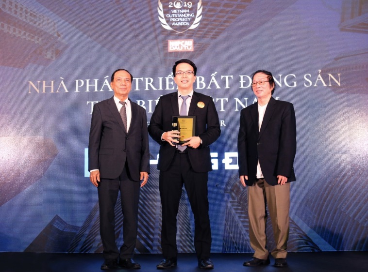 Khang Điền đạt 2 giải thưởng uy tín đầu năm 2020 Đại diện Công ty Khang Điền nhận giải thưởng Nhà phát triển BĐS tiêu biểu 2019