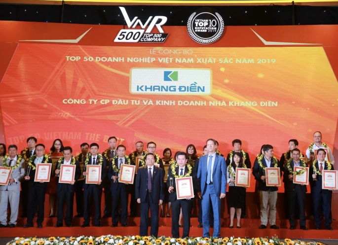 Khang Điền đạt 2 giải thưởng uy tín đầu năm 2020 Đại diện Công ty Khang Điền nhận giải thưởng Top 50 doanh nghiệp Việt Nam xuất sắc nhất 2019