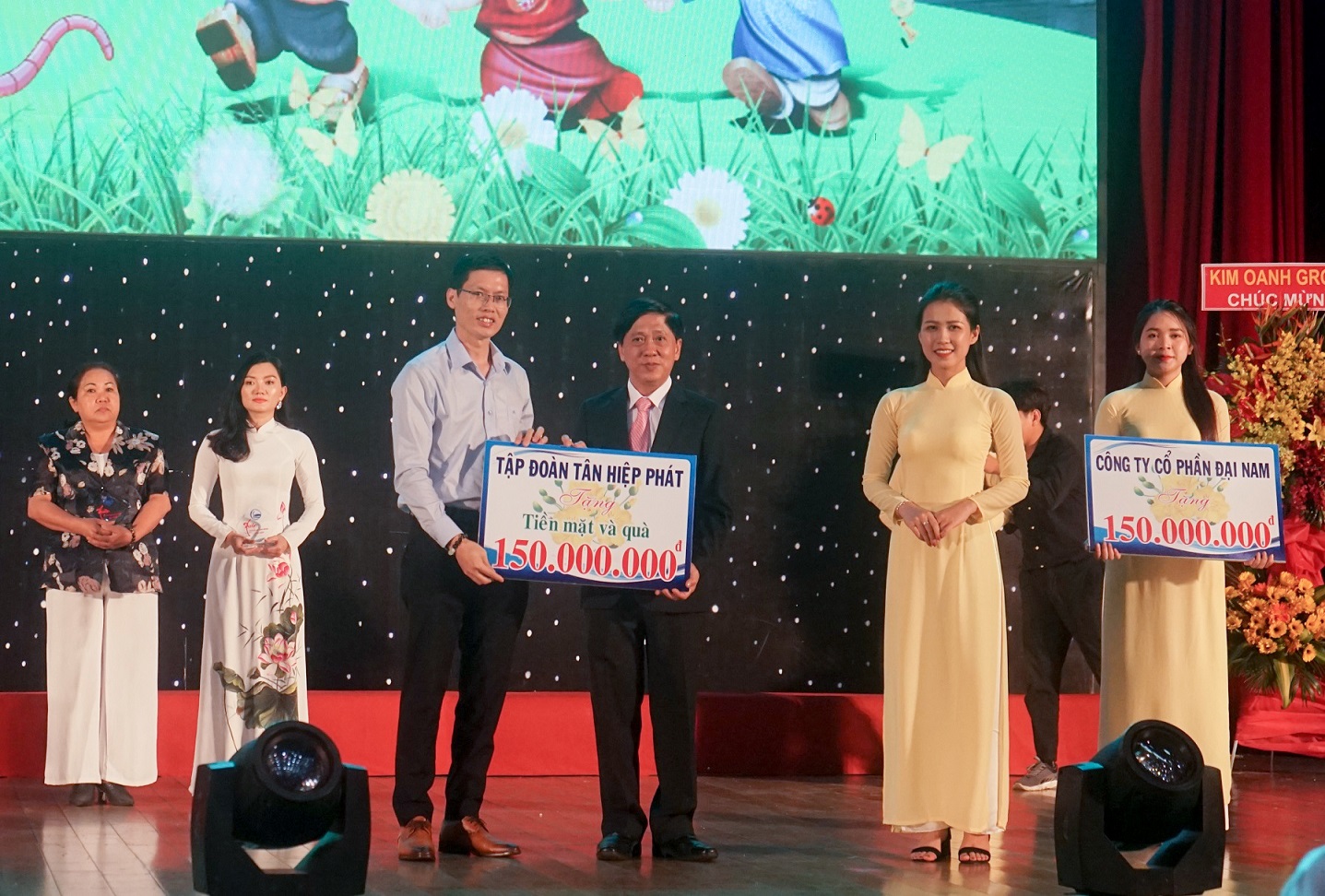 Tân Hiệp Phát chung tay mang xuân yêu thương đến cho trẻ em có hoàn cảnh khó khăn Đại diện Tập đoàn Tân Hiệp Phát trao tượng trưng ủng hộ cho Quỹ BTTE tỉnh Bình Dương. Nguồn ảnh: Tân Hiệp Phát