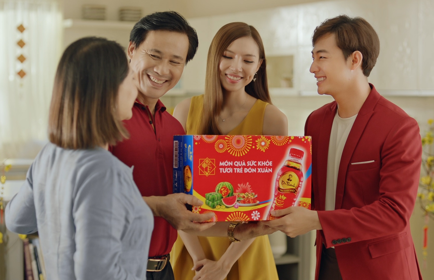 Tân Hiệp Phát chung tay mang xuân yêu thương đến cho trẻ em có hoàn cảnh khó khăn Trà thanh nhiệt Dr Thanh - món quà sức khỏe ý nghĩa trao nhau trong dịp xuân về