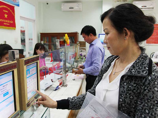 Thái độ phục vụ vẫn là điểm nghẽn trong cải cách hành chính Nhiều đơn vị ở TPHCM đã lắp các máy để người dân đánh giá sự hài lòng của mình đối với cácn bộ công chức làm thủ tục