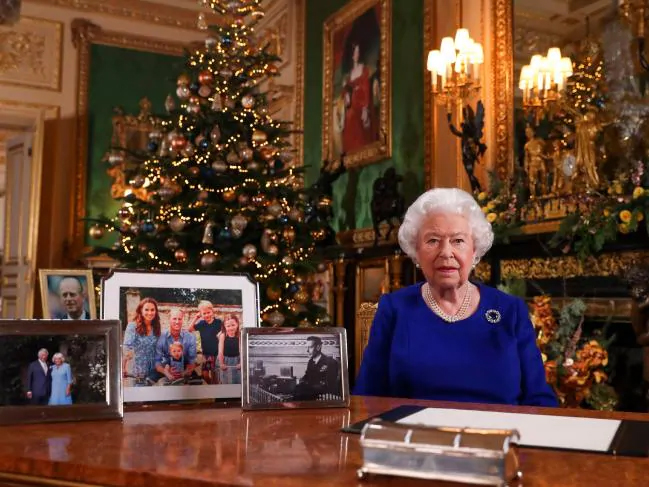 Harry và Meghan buồn bã khi bị loại khỏi các ảnh Giáng sinh Hoàng gia Không có bóng dáng gia đình Công tước và Công nương xứ Sussex – Harry và Meghan cùng con trai Archie – khi nữ hoàng đọc thông điệp Giáng sinh 2019, lúc này vợ chồng Harry cùng con trai chọn Canada làm nơi đón Giáng sinh đầu tiên của họ - Ảnh: AFP