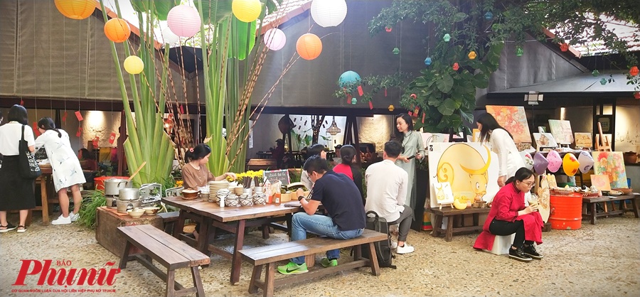 Đi chợ phiên Tết Ta tìm lại sắc màu cổ xưa Cuối tuần là thời điểm lý tưởng để các chị em hẹn hò mua sắm và ăn uống tại chợ phiên Tết Ta đậm chất hoài cổ này.