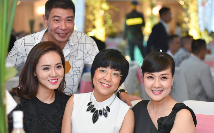 Người mới và vợ cũ cùng đi ăn, cùng chụp hình, dễ hay khó? MC Thảo Vân tươi cười bên chồng cũ NSND Công Lý và bạn mới của anh. Ảnh từ Internet