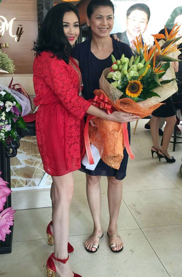 Người mới và vợ cũ cùng đi ăn, cùng chụp hình, dễ hay khó? Vợ mới của nhạc sĩ Quốc Trung đến chúc mừng ca sĩ Thanh Lam. Ảnh từ Internet