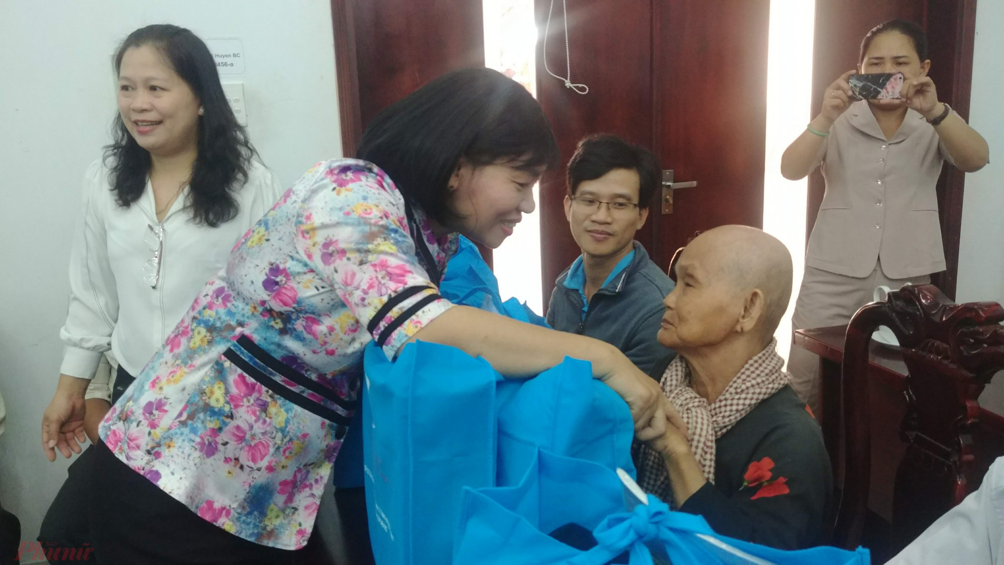 Mong cho cái tết đủ đầy Bà Trần Thị Phương Hoa, Phó Chủ tịch Hội LHPN TP.HCM tặng quà và chúc tết đến phụ nữ huyện Bình Chánh.