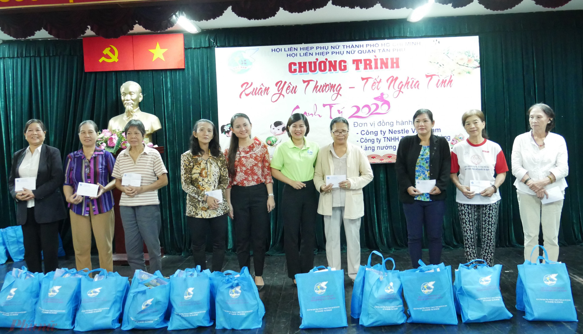 Mong cho cái tết đủ đầy Hội LHPN TP.HCM tặng quà tết cho phụ nữ tại quận Tân Phú.