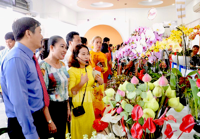 Trung ương ấn tượng trước cách làm dân vận khéo tại TPHCM Khu kinh doanh hoa tươi và ẩm thực Hồ Thị Kỷ trong ngày ra mắt. Có 2 cuộc đối thoại của Phó Chủ tịch UBND quận 10 với tiểu thương về chủ trương xây dựng khu kinh doanh hoa và ẩm thực này. Ảnh: Long Hồ