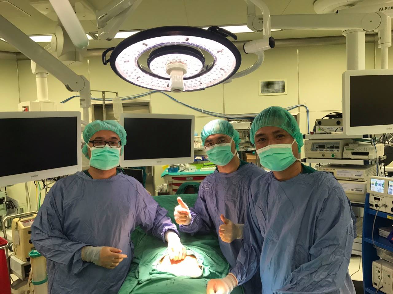 Bác sĩ Bệnh viện Thủ Đức sang Đài Loan thực hành mổ nội soi bằng robot